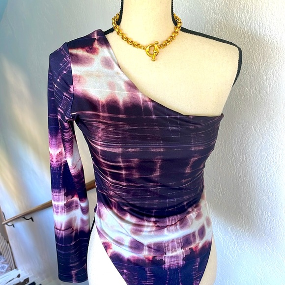 Pretty little thing NWT One Shoulder Graphic Bodysuit Size US 8 - Picture 1 of 6